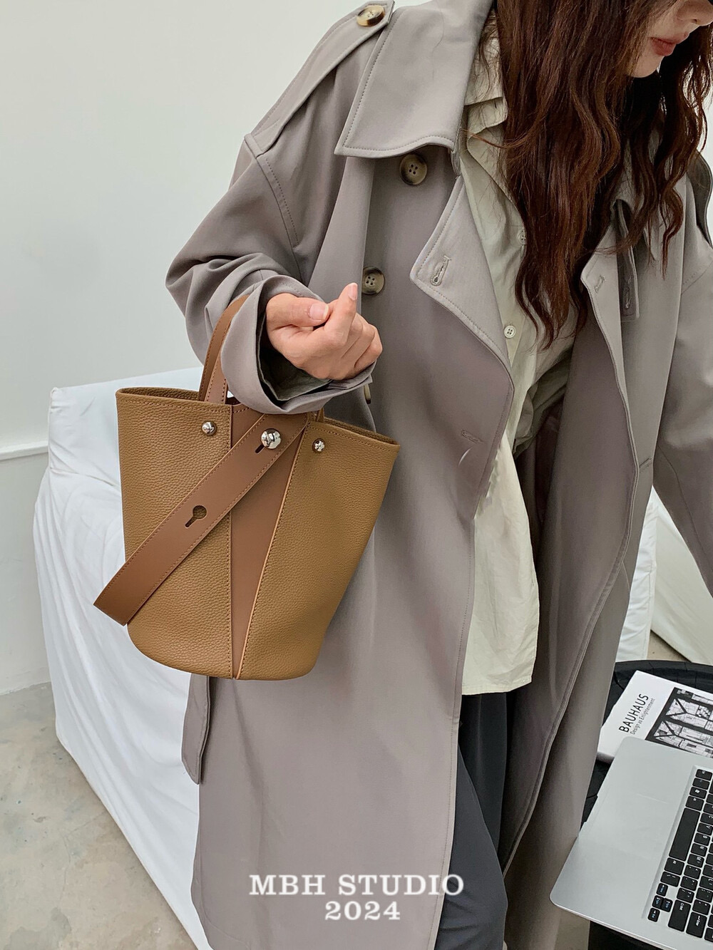 MBH Litchi Grain Leather Small Bucket Bag Casual Commuter Handbag Shoulder Bag with Storage Pouch